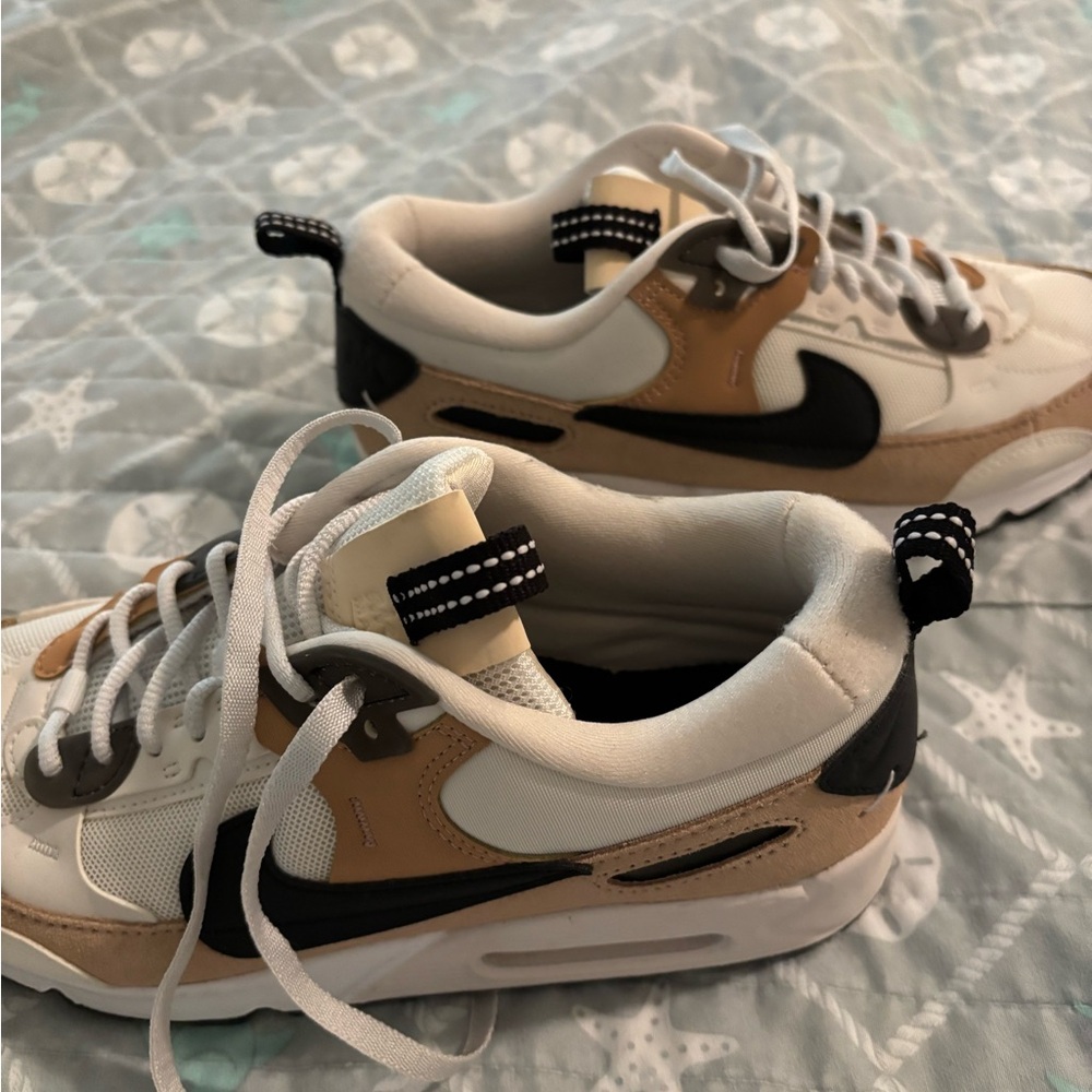 Nike Air Cream and Black Sneakers sz7.5 mint condition